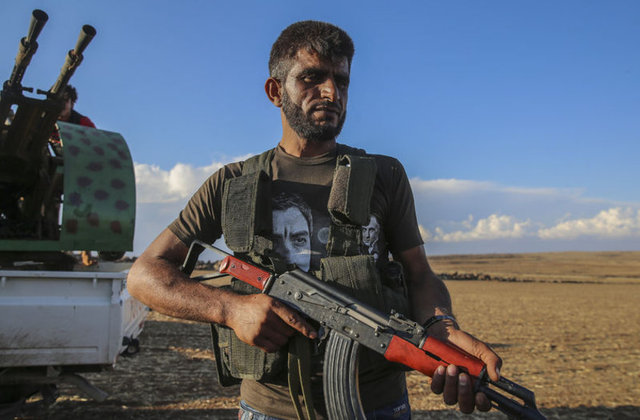 Bir ÖSO militanının üzerindeki Kurtlar Vadisi dizisinin karakteri Polat Alemdar tişörtü...