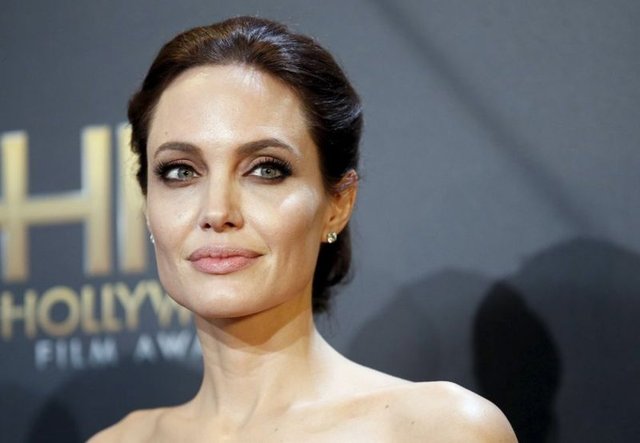 Hollywood'un gözde çiftlerinden Angelina Jolie ve Brad Pitt'in ayrılık kararının ardından, Rus yazar Valeriy Zelenogorski Facebook hesabından 41 yaşındaki ünlü aktrise açık mektup yazarak evlilik teklif etti.