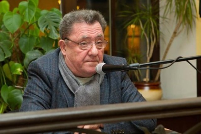 Güçlü bir adamım, yeni çocuklar yaparız. Ben her şeyi hesapladım, her şeyimiz yeter. Sana kışın kürk de alırım. Çok geç olmadan, kararını ver."