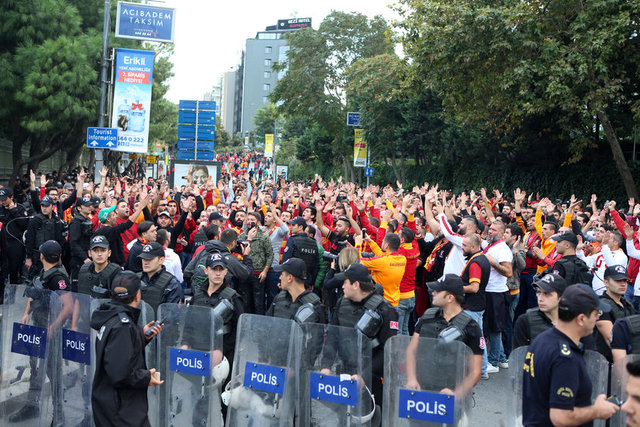 Sarı-kırmızılı taraftarlar Mete Caddesi'nde bulunan arama noktalarında üst aramasından geçirilerek polis kontrolünde stada götürülecekleri alana alındı.