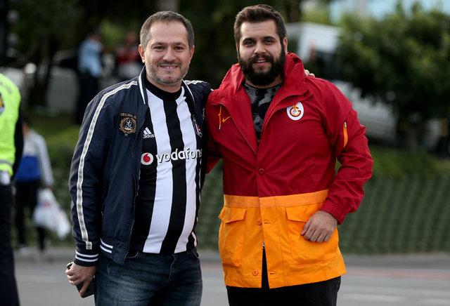 Beşiktaşlı ve Galatasaraylı 2 taraftar yıllardır özlemini duyduğumuz dostluk mesajını böyle gösterdi