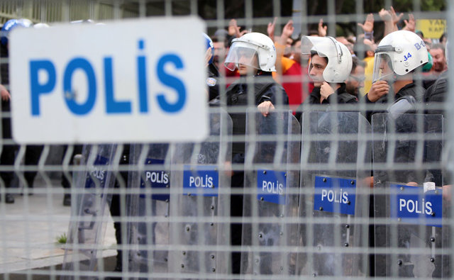 Sarı-Kırmızılı taraftarlar stada girene kadar geniş güvenlik önlemi alındı.