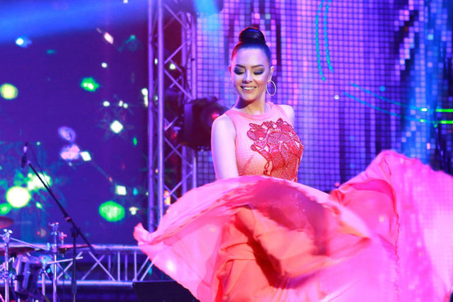  Allah aşkına siz söyleyin, Gündeş ayrılırken ne istesin Zarrab'dan? Çocuğuna aylık 5 bin lira nafaka mı? Gündeş zaten sahneden en iyi parayı kazanan 2-3 isimden biri. En son sahneye çıktığı düğünde 150 bin lira aldı. Bu saatten sonra bu evlilikte mal paylaşımı değil, olsa olsa edinilen malların korunması için bir formül bulunur.