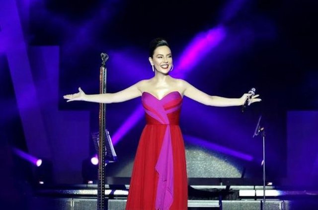 Kimi, "60 yıl ömür biçtikleri evliliklerinde zor gününde sahip çıkmadı" diye eleştirdi Gündeş'i kimi de "Geç bile kaldı boşanmakta" diye destek çıktı sanatçıya.