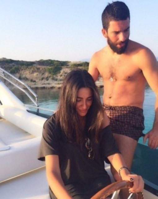 Magazin haberlerinde gündem olan fotoğraflarla ilgili Arda Turan sevgilisine sinirlenmiş ve "Artık Instagram'da birlikte çekilmiş özel karelerimizi paylaşmayalım" demişti.