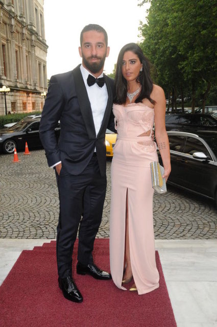 Barcelona'da bu sezon takıma iyice adapte olan ve gösterdiği performans ile takdir toplayan milli futbolcu Arda Turan sevgilisi Aslıhan Doğan ile olan özel hayatlarıyla da sık sık gündeme geliyor.