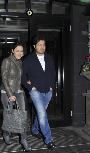 Katıldığı bir müzayedede Nazmi Ziya'nın kendi evini resmettiği tablosunu 1 milyon 50 bin liraya satın alan Reza Zarrab'ın eseri yılbaşı hediyesi olarak Ebru Gündeş'e armağan ettiği öne sürülmüştü. O tablo da Gündeş'in üzerine kayıtlı değil.