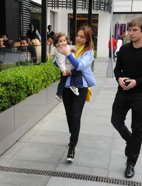 Gündeş'in Zarrab'a ait özel uçağı kullanmadığı ve yaşadığı yalıdan taşınmayı düşündüğü, kızının düzenini bozmayacak şekilde yeni bir ev arayışına girdiği de gelen bilgiler arasında.