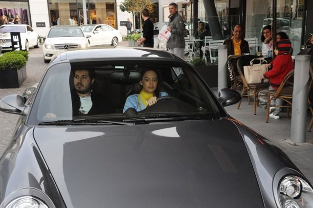 Ebru Gündeş'in yıllar önce Ulus ve Acerkent'ten aldığı evlerden birinde annesi, diğerinde abisi yaşıyor.