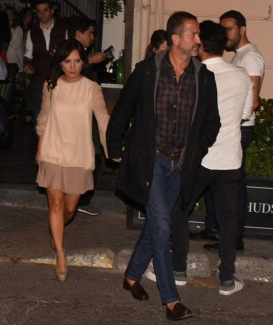 Geçen yıl boşanan işadamı Serdar Bilgili ve haber spikeri Nazlı Çelik, yeniden bir arada. Çift, önceki akşam Arnavutköy'de el ele görüntülendi.