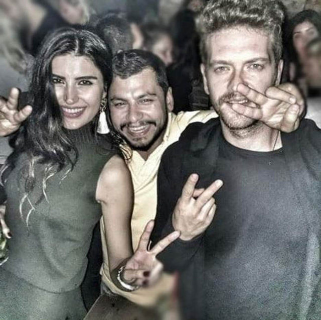 Uzun süredir de birlikte görüntülenmeyen ikilinin barıştığı haberi 30 yaşına giren Engin Öztürk'ün doğum günü partisinde ortaya çıktı.