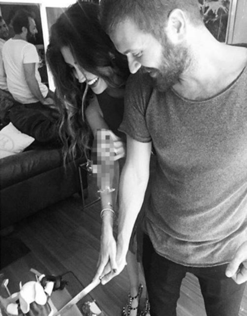 Sosyetik güzel İdil Fırat'la Engin Öztürk'ü doğum günü birleştirdi. 1 buçuk yıllık ilişkilerini geçtiğimiz ay noktalayan ikili, bir süre önce de İtalya'da gözlerden uzak tatil yaparak sorunlarını baş başa verip aşmaya çalışmıştı.