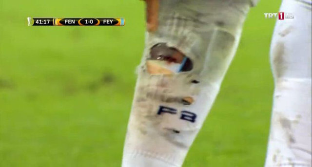 Karim El Ahmadi bir pozisyonda sarı kart görürken; Sarı-Lacivertli futbolcular hakemden kırmızı kart bekledi.