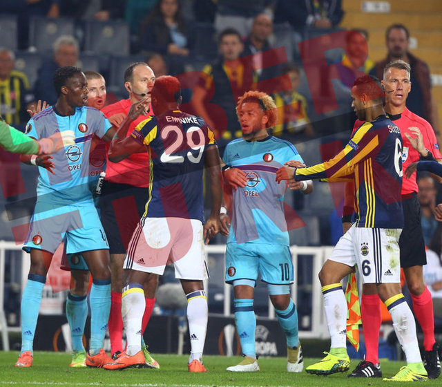 Kadıköy'de oynanan Fenerbahçe-Feyenoord maçının ilk yarısına konuk takımın sert futbolu damga vurdu.