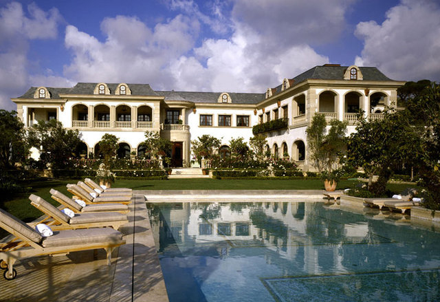 Fransız şatolarından ilham alan inşası ve dekorasyonu için 1000 kişinin çalıştığı malikanenin kendine özel web sitesi bile var.