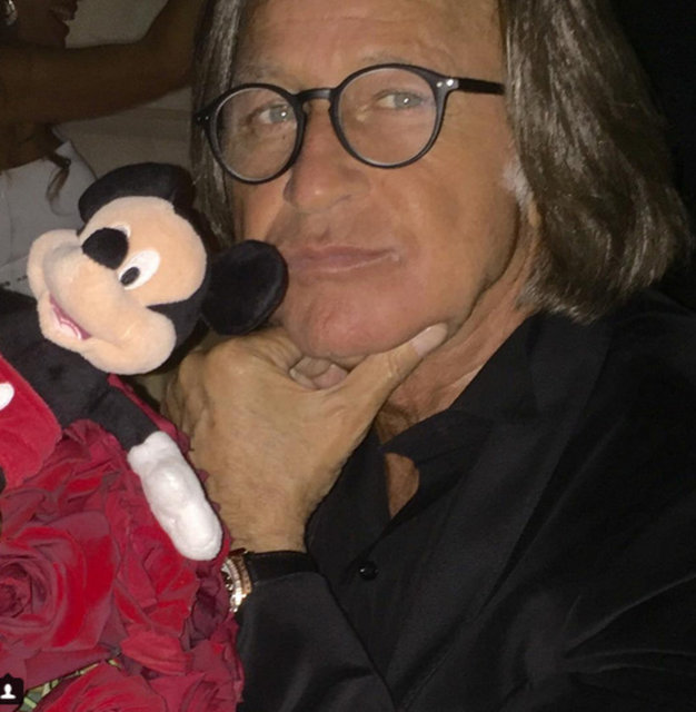 Son dönemin en popüler süpermodelleri Gigi ve Bella Hadid'in 67 yaşındaki emlak kralı babaları Mohamed Hadid'in muhteşem evi görenleri büyülüyor. Emlak kralı, 4500 metrekarelik Le Belvedere malikanesinde 30 yaşındaki karısı Shiva Safai ile birlikte yaşıyor.