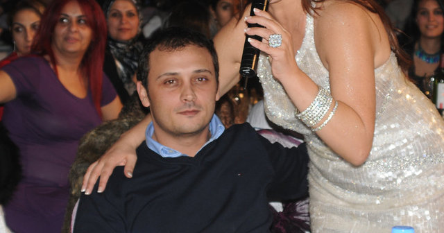 Fakat sonrasında benimle evliyken başkasından çocuk aldırdığını öğrendim. Hatta ayrıldıktan aylar sonra bir erkekle maç izlemeye gittikleri sırada gazeteciler tarafından görüntülenince haklarında yanlış haber yapılmasın diye telaş yapıp benden yardım istemişti. Sonra öğrendim ki o kişi, benimle evliyken de hayatındaymış."