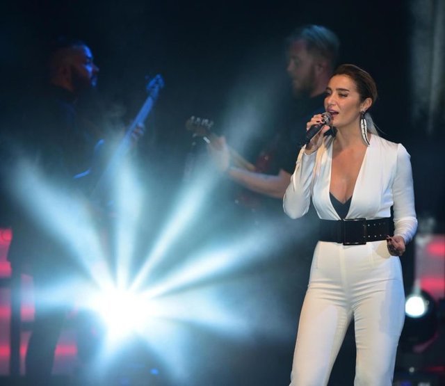 Güzel güzel şarkılar söyliyip, eğleneceğiz. Güzel bir anımız olacak" dedi. Bu sırada, hayranlarından biri "Karışabilirler mi?" diye bağırdı.