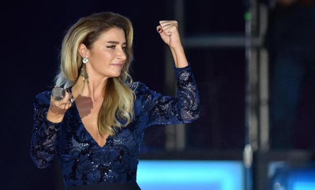 Bazı şarkılarını hayranlarıyla birlikte söyleyen Sıla, "Çok güzel bir akşam olsun.