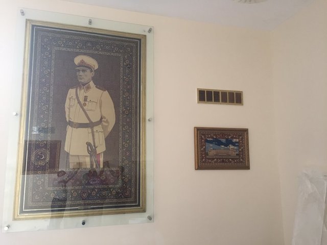 Meclis'in tatilde olduğu dönemde tartışılan Atatürk tablosunun kulisteki yerinden indirilmesi meselesi, ilk gün açılışa da damgasını vurdu. TBMM Başkanı İsmail Kahraman kuliste toplantı öncesi inceleme yaparken, CHP milletvekilleri tablonun indirilmesinden dolayı sitem etti. CHP'li Mahmut Tanal, tablonun Meclis Başkanlarına getirilen hediyelerin sergilendiği, kulise açılan küçük bir odaya yerleştirilmesine tepki gösterdi.