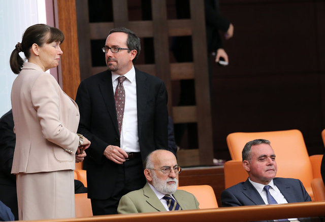 Aralarında ABD'nin Ankara Büyükelçisi John Bass'ın da olduğu yabancı misyon şefleri, Erdoğan'ın konuşmasını simültane tercümeyle dinledi. Bass'ın sık sık not aldığı görüldü.