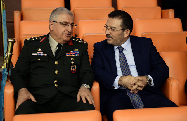 Jandarma Genel Komutanlığı'nın İçişleri Bakanlığı'na bağlanması dolayısıyla ilk kez bir Jandarma Genel Komutanı, Cumhurbaşkanlığı locasının yanındaki Genelkurmay Başkanı ve kuvvet komutanlarına ayrılan locada oturmadı. Bunun yerine basın locasının hemen arkasındaki sivil bürokratların oturduğu yerde yerini aldı. Jandarma Genel Komutanı Orgeneral Yaşar Güler, Emniyet Genel Müdürü Selami Altınok ile birlikte oturdu. Genelkurmay Başkanı Orgeneral Hulusi Akar ve diğer kuvvet komutanları ise askeri locada yerlerini aldı.