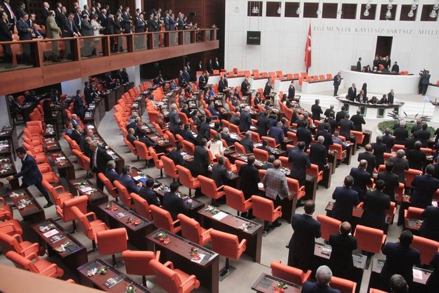 15 Temmuz gecesi darbe girişimi sırasında bombaların hedefi olan TBMM, 26. Dönem'in 2'nci yasama yılına başladı. Yeni yasama yılı, TBMM Başkanı İsmail Kahraman'ın Meclis'in ikinci kez "Gazi" unvanı aldığı vurgusunu yaptığı konuşmayla başladı. Genel kurulda ilk iş olarak, hükümete Irak ve Suriye'ye asker gönderme yetkisini veren tezkerenin süresinin 13 ay uzatılması ele alındı. Milli Savunma Bakanı Fikri Işık'ın konuşmasında "Tek hedefi bu ülkenin huzuruna saldıran içteki ve dıştaki teröristlerdir" sözleriyle gerekçelendirdiği tezkere; AK Parti, CHP ve MHP'nin oylarıyla kabul edildi.