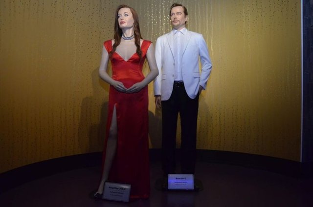 Ünlü Jolie ve Pitt çiftinin balmumu heykellerinin bir arada bulunduğu müzede, boşanma haberlerine rağmen Londra'daki müzenin benzeri yapılmayarak hala yan yana sergileniyor.