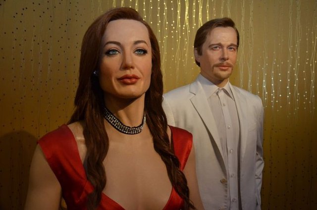 Oynadıkları filmlerle gişe rekorları kıran Dünyaca ünlü Hollywood starları Angelina Jolie ve Brad Pitt çiftinin boşanma kararı aldıklarına dair haberler tüm dünyada geniş yankı buldu. -  