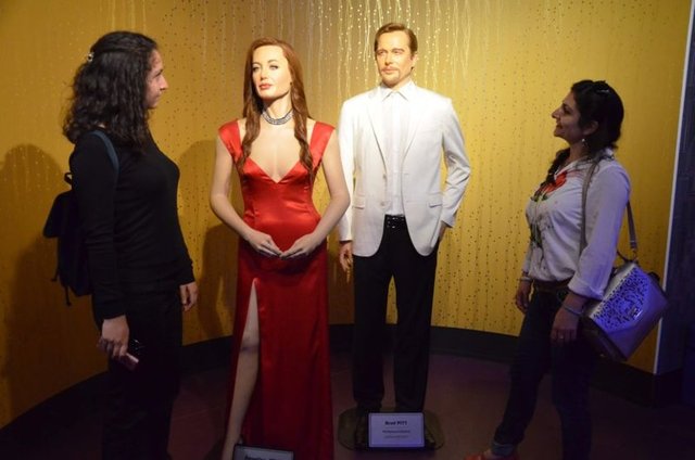 Balmumu Heykeller Müzesini ziyarete gelen vatandaşlar ise, hala sıcaklığını koruyan ünlü çiftin boşanma kararı ile ilgili olarak çeşitli yorumlarda bulundu.