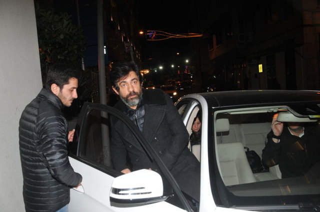 Baş başa yemek yiyen ikilinin keyfi, çıkışta flaşlar patlayınca kaçtı. 