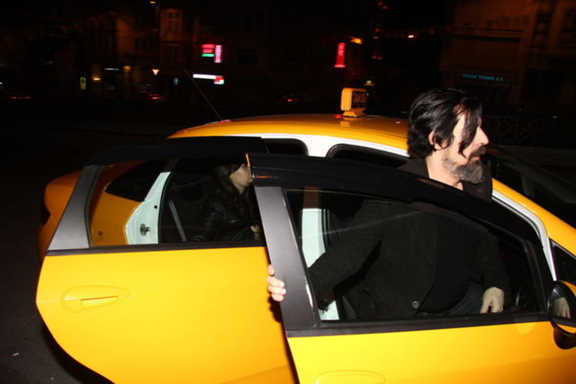  Özel şoförlerinin kullandığı otomobille mekândan ayrılan çiftten Bayülgen, muhabirlerin ısrarlı sorularını cevapsız bıraktı.