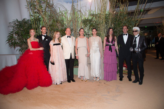 BEATRICE, PIERRE, ALEXANDRA, PRENS II.ALBERT, CHARLOTTE, PRENSES CAROLINE, TATIANA, ANDREA CASIRAGHI, KARL LAGERFELD (GÜL BALOSU)