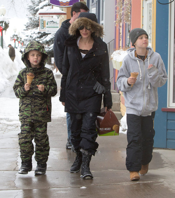 ANGELINA JOLIE, KNOX, VIVIENNE PITT
