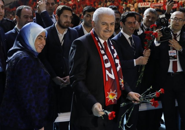 Başbakan'a salona gelişinde eşi Semiha Yıldırım da eşlik etti