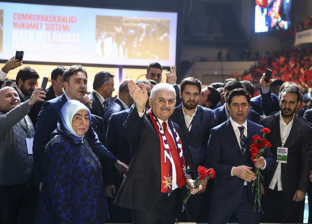 Başbakan Binalı Yıldırım partililere karanfil dağıttı