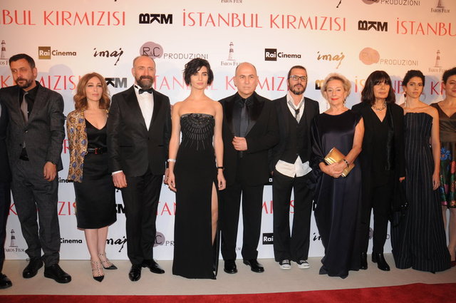 NEJAT İŞLER, ZERRİN TEKİNDOR, HALİT ERGENÇ, TUBA BÜYÜKÜSTÜN, FERZAN ÖZPETEK, MEHMET GÜNSUR, ÇİĞDEM SELIŞIK ONAT