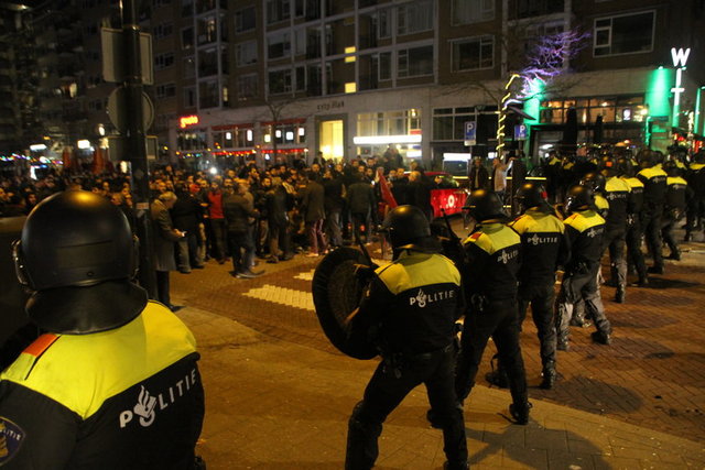 Türkiye'nin Rotterdam Başkonsolosluğu önünde toplanan binlerce kişiye atlı polisler ve köpekler ile müdahale eden Hollanda polisi, en az 7 kişinin yaralanmasına neden oldu. 12 kişi de gözaltına alındı.
