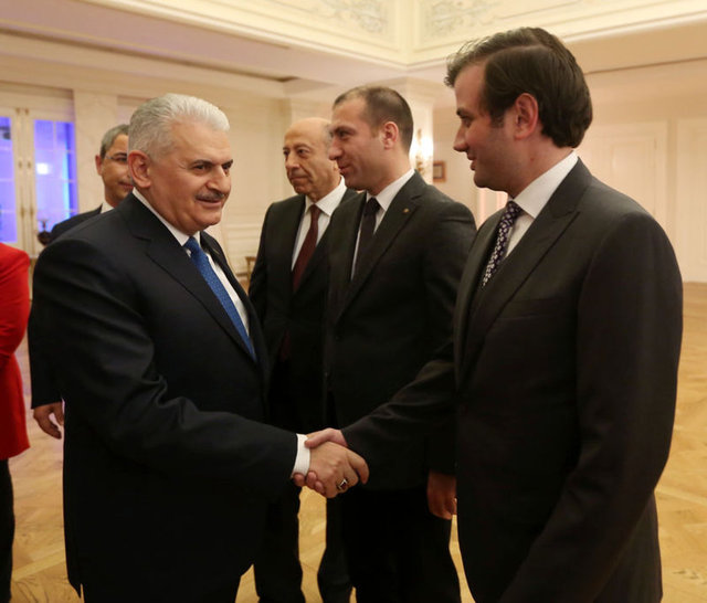 Yıldırım, Habertürk TV Ankara Temsilcisi Ali Can Türkoğlu (sağda), Habertürk Gazetesi Ankara Temsilcisi Bülent Aydemir (ortada) ve Habertürk Gazetesi Yazarı Muharrem Sarıkaya (solda) ile selamlaştı.