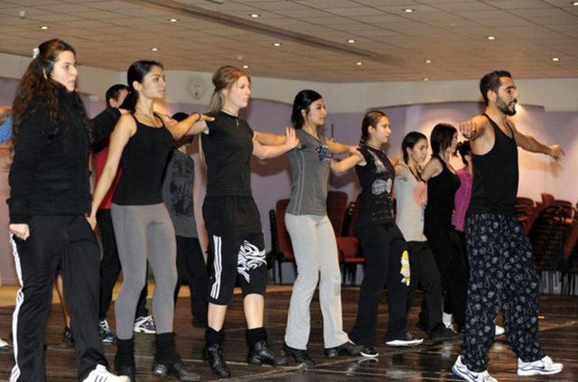 42- İş fikri: Yarışmalar dans kurslarının yıldızını parlattı: Tan Sağtürk Dans Okulu  İstanbul, İzmir, Samsun, Trabzon, İzmit olmak üzere beş ilde 8 okulla faaliyet gösteren Tan Sağtürk Dans Okulu da şubeleşerek büyüyen kurslardan. Başvuru İçin: 0212 296 83 61 Burçin Orhon Dans Kursu Son yıllarda yoğun iş temposu ve stresten uzaklaşmak isteyenlerin tercih ettiği dans kursları da girişimcilerin gözdesi oldu. . İrili ufaklı pek çok girişimin devreye alındığı dans kurslarının önde gelen isimlerinden biri olan Burçin Orhon Dans Kursu, bu ilgiye karşılık şu günlerde bayilik verme konusunda çalışmalarını sürdürüyor. (Kaynak:morfikirler)