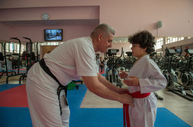 5- İş fikri: Uzak doğu sporları üzerine eğitim veren yerler genelde az kazandırıyor gibi görünüyor. Yalnız burada işletme modeline yenilik katanlar kazanmaya devam ediyor. Örneğin bu yıl orta öğretim görülen okulların bir ksımında özel karate dersleri verilmeye başlandı. Okul yönetimi ile anlaşma yapan spor kulüpleri hem yeni öğrenciler kazanıyor hem de okulun beden eğitimi salonlarında kurslar düzenliyorlar.