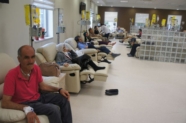 11- İş fikri: Sigarayla terapi savaşı: Sağlıklı yaşam bilincinin yükselmesi ve restoran, cafe gibi kapalı alanlarda yasaklanmasıyla artan sigara bırakma merkezleri yeni girişimlerin de adresi oldu. Sigara bırakma terapilerinin yanı sıra, bitkisel ilaçlarla da hizmet veren bu merkezler başarısına göre ayakta kalabiliyor.