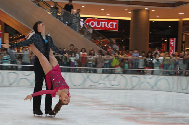 6- İş fikri: Buz pistleri avm'lerde giderek yaygınlaşıyor. Özellikle çocuklar tarafından sevilen buz pistlerinin kar marjları da çok yüksek ve talep büyük. Bu alanda yatırım yapmak isteyen girişimciler ise 1 milyon tl ile 100 bin tl arasında sermaye ayırmaları gerekli. Sentetik buz pisti ve normal buz pisti olarak ikiye ayırılan bu işte sentetik olan buz pistleri hem maliyet açısından uygun hem de daha çabuk kurulabiliyor.