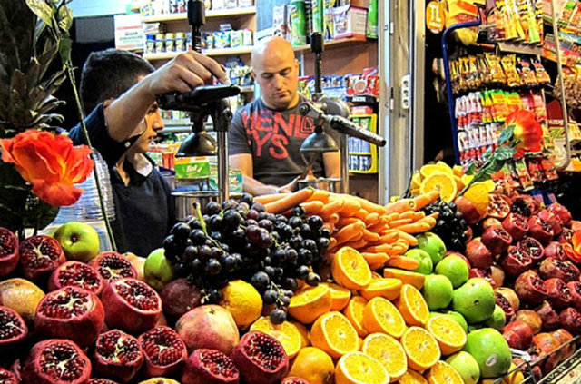 17- İş fikri: Meyve tasarımlı standlar ilgi çekiyor. Taze sıkılmış meyve suyu için özel oluşturulan konseptlerde meyve suyu satan firmalar daha çok kazanıyor. Bir çok meyveyi hem sade hem de farklı lezzetler ile sunan firmalar var. Meyve suyunun bir güzel tarafı da her mevsime göre özel menüler oluşturabilmeniz.
