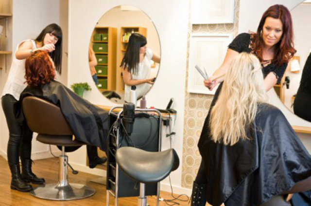 10- İş fikri: Güzellik ve kozmetik sektörü neredeyse tüm krizlerde ayakta duran bir sektör. Hatta sadece kozmetik 2017 yılında kar seviyesini hiç kaybetmeyen ve bunca ekonomik sıkıntılara karşı ayakta durabilen ikinci sektör olarak karşımıza çıkıyor. Güzellik salonlarında kalite ve müşteri memnuniyeti ise ön planda tutuluyor. Hizmet verdiğiniz kişilerin yorum ve tavsiyeleri ise sosyal medya başta olmak üzere bir çok mecra da yayınlanıyor.