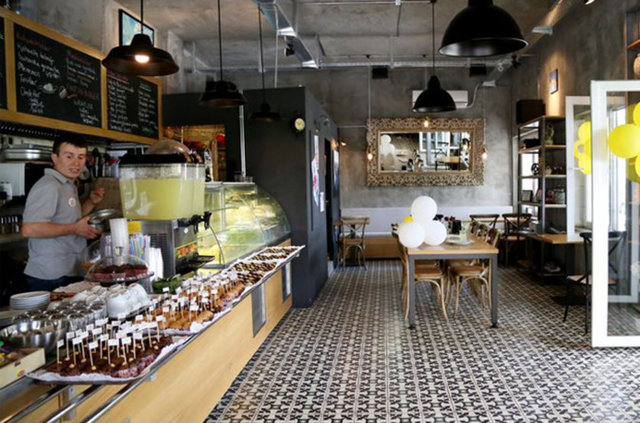 2- İş fikri: Krep, Waffle ve Kahve kültürünün birleştirilmiş halinde olan konseptler revaçta. Bu tarz yerler genellikle öğrencilerin yoğun olduğu lokasyonlarda kuruluyor ve yoğun talep görüyor. Sadece popüler olan şehirler değil üniversitelerin olduğu tüm bölgelerde bu işi yapmak mümkün.