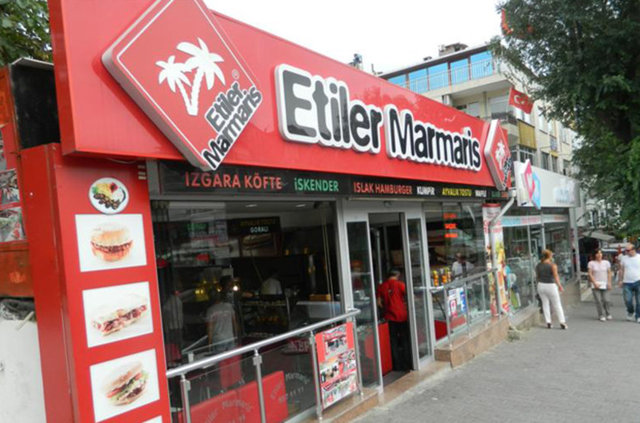 32- İş fikri: Etiler Marmaris Büfe: En hızlı büyüyen modern büfe markalarından biri olan Etiler Marmaris Büfe, bugün 40 mağazalık bir zincire dönüştü. İstanbul Bakırköy'deki yeni genel müdürlüğünde yeni bir yapılanma içerisinde olan Etiler Marmaris Büfe, önümüzdeki yıl sonuna kadar 60 şubeye ulaşmayı planlıyor. Yatırım maliyeti 50-70 metrekarelik mağazalar için anahtar teslimi 75 bin dolar, giriş bedeli ise 25 bin dolar. Kâr marjı yüzde 25-30 civarında.