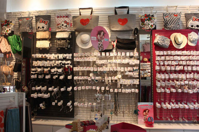 28- İş fikri: Jeune&Belle: Şirket franchise ücreti, cirodan yüzdelik pay ve reklam katılım payı almıyor. Jeune & Belle mağazasına sahip olmak için hareketli bir cadde veya alışveriş merkezinde 40-50 metrekarelik mağaza kiralamak gerekiyor. Yatırımın tutarı 80-100 bin lira arasında değişiyor. Bu maliyetin yüzde 50'sini nakit kalanını ise 150 gün vade ile ödemek mümkün. İşletmelerin kar marjı yüzde 250'leri bulabiliyor.