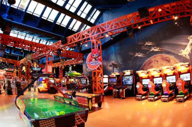 16- İş fikri: Oyun evleri alışveriş merkezlerinde kurulmaya başlandı. 30 dakikalık basit donanımlı oyun evleri iyi paralar kazandırıyor. Alışveriş sırasında çocuklarını buraya bırakan aileler de bu işin yapılmasından mutlu. Çünkü bu sayede hem dinlenebiliyorlar hem de bazı kısa alışverişlerini rahatlıkla yapabiliyorlar.