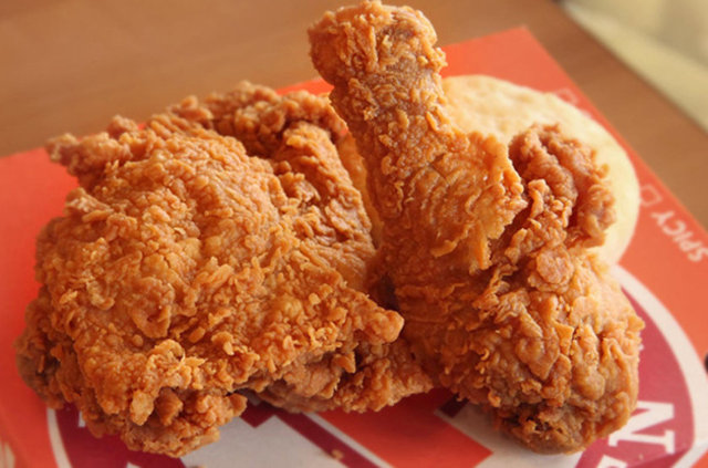 39- İş fikri: Tavukçuların büyümesi hız kesmiyor: Fast food sektörü küresel krizden etkilenmeyen sektörlerden biri olarak oldukça dikkat çekmişti. Çoğu sektöre işten çıkarmalar, finansal krizler baş gösterirken hepimiz fast food sektöründe ciroların arttığına şahit olduk. Yabancı zincirlerin Türkiye pazarına girmesiyle fast food sektöründe artık tavuk firmaları hızla şubeleşiyor.